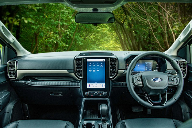 Ngoài những thay đổi trên, Ford Everest 2023 không có gì khác so với phiên bản cũ. Xe vẫn có những trang bị ngoại thất tiêu chuẩn như đèn pha LED, dải đèn LED định vị ban ngày hình chữ "C", đèn sương mù trước dạng LED, đèn hậu LED, vành hợp kim 18 inch và gương chiếu hậu gập điện, tích hợp đèn báo rẽ.