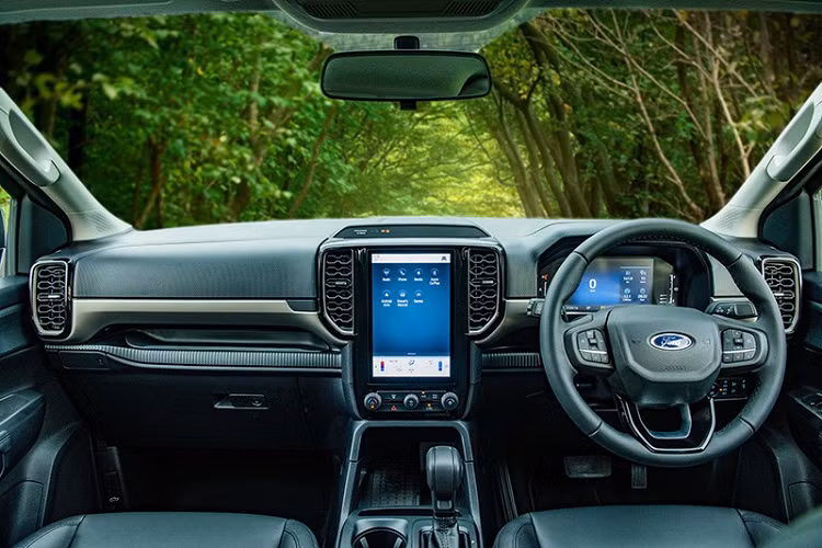 Ngoài những thay đổi trên, Ford Everest 2023 không có gì khác so với phiên bản cũ. Xe vẫn có những trang bị ngoại thất tiêu chuẩn như đèn pha LED, dải đèn LED định vị ban ngày hình chữ "C", đèn sương mù trước dạng LED, đèn hậu LED, vành hợp kim 18 inch và gương chiếu hậu gập điện, tích hợp đèn báo rẽ.