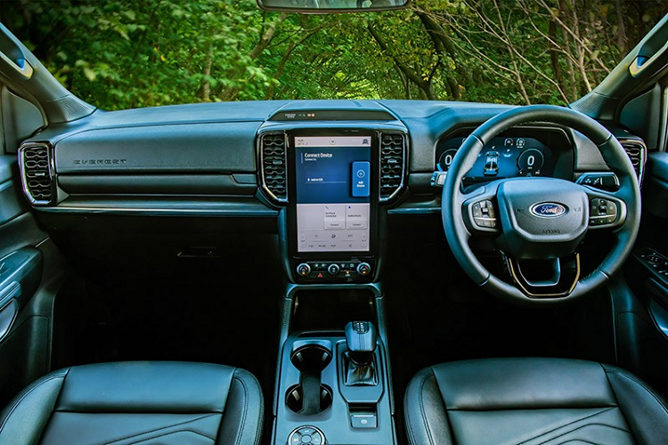 Ở các bản cao cấp hơn, xe dùng đèn pha Matrix LED với tính năng tự động điều chỉnh góc chiếu/chống chói, vành hợp kim 20 inch, cần gạt nước tự động, cảm biến đá cốp, baga nóc màu bạc và tay nắm cửa mạ crôm.