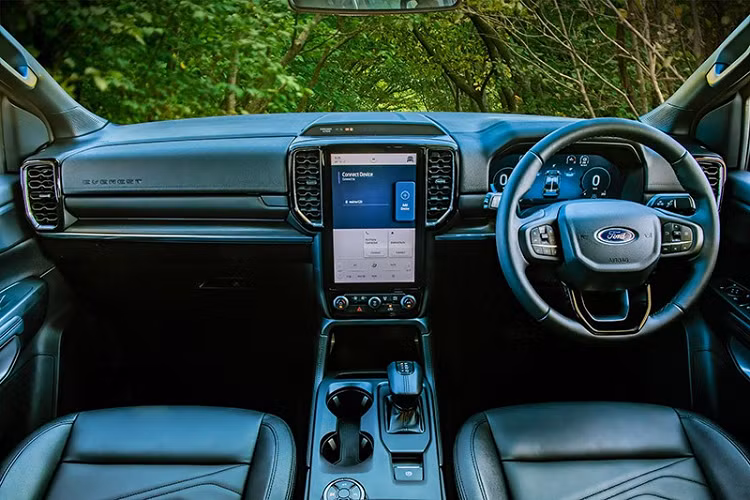 Ở các bản cao cấp hơn, xe dùng đèn pha Matrix LED với tính năng tự động điều chỉnh góc chiếu/chống chói, vành hợp kim 20 inch, cần gạt nước tự động, cảm biến đá cốp, baga nóc màu bạc và tay nắm cửa mạ crôm.