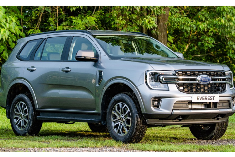 Tuy nhiên, trong những ngày đầu năm 2023, hãng Ford đã thông báo điều chỉnh giá bán dành cho mẫu SUV hạng trung này. Theo đó, từ ngày 1/1/2023, toàn bộ 4 phiên bản của Ford Everest 2023 đều tăng giá thêm 20.000 Baht (13,3 triệu đồng). Giá bán mới của mẫu xe này ở thị trường Thái Lan dao động từ 1,354 - 1,874 triệu Baht (904 triệu đồng đến 1,25 tỷ đồng).