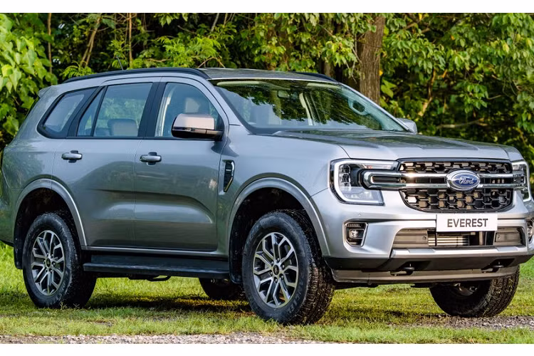 Tuy nhiên, trong những ngày đầu năm 2023, hãng Ford đã thông báo điều chỉnh giá bán dành cho mẫu SUV hạng trung này. Theo đó, từ ngày 1/1/2023, toàn bộ 4 phiên bản của Ford Everest 2023 đều tăng giá thêm 20.000 Baht (13,3 triệu đồng). Giá bán mới của mẫu xe này ở thị trường Thái Lan dao động từ 1,354 - 1,874 triệu Baht (904 triệu đồng đến 1,25 tỷ đồng).