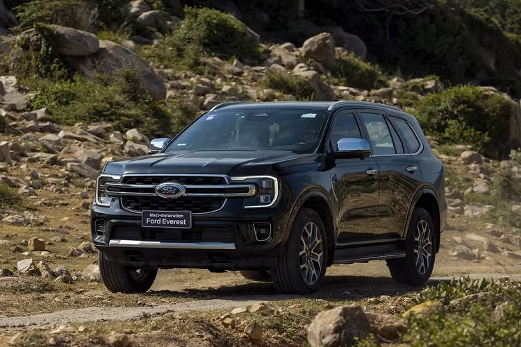 Động cơ đi với hộp số tự động 10 cấp và hệ dẫn động cầu sau hoặc 4 bánh. Hiện nay, Ford Everest tại Việt Nam được nhập khẩu nguyên chiếc từ Thái Lan. Do đó, việc Ford Everest 2023 tại Thái Lan tăng giá có thể sẽ ảnh hưởng đến xe ở Việt Nam.