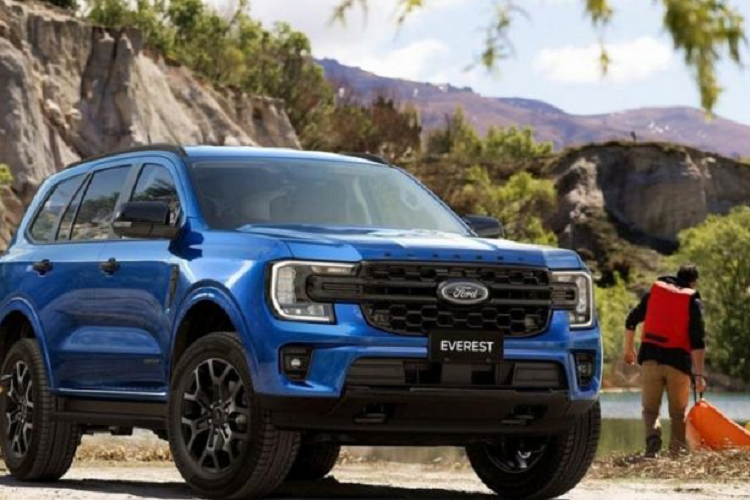 Riêng bản Titanium+ 4×4 10AT sẽ có thêm hệ thống kiểm soát tốc độ khi xuống dốc và hỗ trợ đỗ xe chủ động. Tùy phiên bản, Ford Everest 2023 sẽ được trang bị 1 trong 2 loại động cơ.