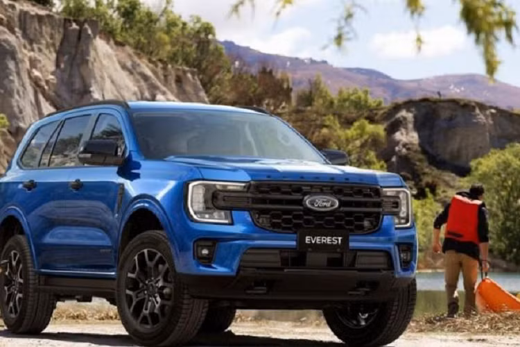 Riêng bản Titanium+ 4×4 10AT sẽ có thêm hệ thống kiểm soát tốc độ khi xuống dốc và hỗ trợ đỗ xe chủ động. Tùy phiên bản, Ford Everest 2023 sẽ được trang bị 1 trong 2 loại động cơ.