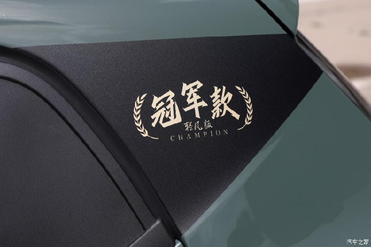 Bù lại, người dùng bị mê bộ la-zăng 5 chấu kép phối 2 màu tương phản là đen và bạc, chưa hết, có 2 chấu mâm được sơn màu đồng nhám, rất nổi bật, nếu bạn để ý kỹ, 4 bánh này có màu đồng nhám không đồng nhất ở các chấu mâm, điều này làm tăng sự cá tính cho xe di chuyển trên đường.