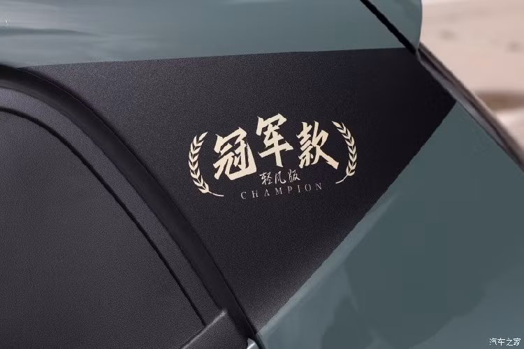 Bù lại, người dùng bị mê bộ la-zăng 5 chấu kép phối 2 màu tương phản là đen và bạc, chưa hết, có 2 chấu mâm được sơn màu đồng nhám, rất nổi bật, nếu bạn để ý kỹ, 4 bánh này có màu đồng nhám không đồng nhất ở các chấu mâm, điều này làm tăng sự cá tính cho xe di chuyển trên đường.