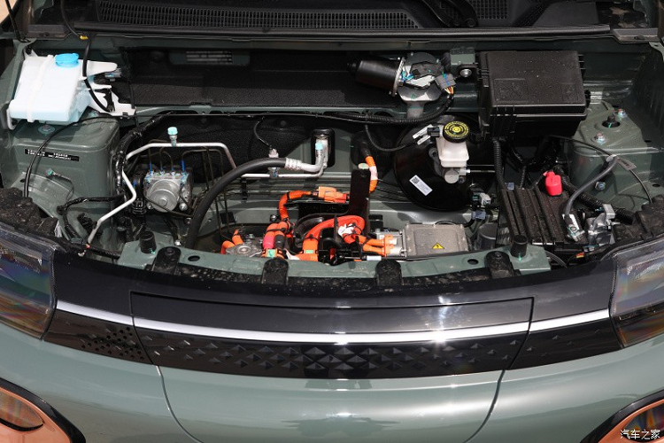 Cửa gió điều hòa và nút điều khiển điều hòa của chiếc SUV cỡ B chạy hoàn toàn bằng điện Dongfeng Nano Box được tích hợp bên dưới màn hình điều khiển trung tâm, bảng điều khiển và cơ cấu chuyển số dạng núm xoay cũng xuất hiện trên xe mới. Về sức mạnh, Dongfeng Nano Box sử dụng hệ truyền động thuần điện với công suất tối đa 45 mã lực và mô-men xoắn cực đại 125 Nm.