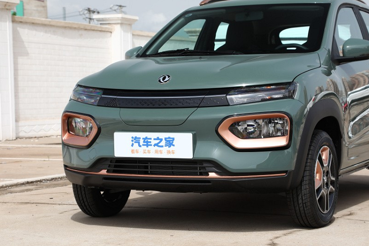 Ngoài ra, các đường gân nhô cao trên nắp động cơ khiến chiếc xe mới trông đầy khí chất. Nằm trên đèn pha là dải đèn định vị, tích hợp thêm đèn xi-nhan, đèn cảnh báo, với thiết kế to bản, nối liền 2 đèn này lại với nhau là tấm nhựa có thêm thanh nẹp crôm chính giữa. Vòng xuống cản trước của Dongfeng Nano Box 2023, nơi có điểm nhấn bằng việc thanh viền sơn màu đồng nhám.