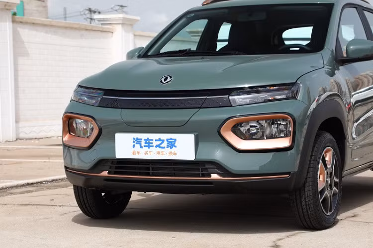 Ngoài ra, các đường gân nhô cao trên nắp động cơ khiến chiếc xe mới trông đầy khí chất. Nằm trên đèn pha là dải đèn định vị, tích hợp thêm đèn xi-nhan, đèn cảnh báo, với thiết kế to bản, nối liền 2 đèn này lại với nhau là tấm nhựa có thêm thanh nẹp crôm chính giữa. Vòng xuống cản trước của Dongfeng Nano Box 2023, nơi có điểm nhấn bằng việc thanh viền sơn màu đồng nhám.