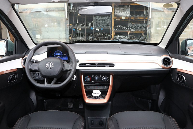 Được biết, hình thức và nội thất của Dongfeng Nano Box mới sẽ không thay đổi, mẫu xe mới chủ yếu sẽ thực hiện những điều chỉnh tốt về cấu hình. Vì thế, nội thất của Dongfeng Nano Box chỉ có tông màu đồng và trắng, bảng điều khiển trung tâm được bố trí theo phong cách dễ thương và đơn giản, màn hình điều khiển trung tâm dạng nổi 10 inch và bảng đồng hồ LCD 7 inch mang lại cảm giác công nghệ cho nội thất.
