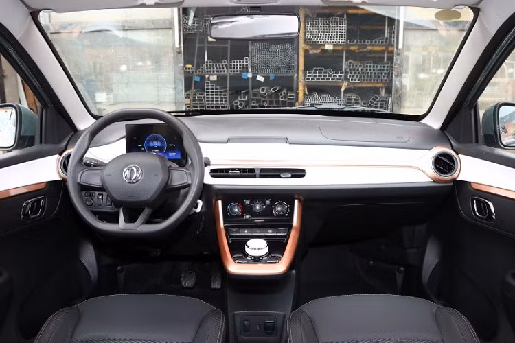 Được biết, hình thức và nội thất của Dongfeng Nano Box mới sẽ không thay đổi, mẫu xe mới chủ yếu sẽ thực hiện những điều chỉnh tốt về cấu hình. Vì thế, nội thất của Dongfeng Nano Box chỉ có tông màu đồng và trắng, bảng điều khiển trung tâm được bố trí theo phong cách dễ thương và đơn giản, màn hình điều khiển trung tâm dạng nổi 10 inch và bảng đồng hồ LCD 7 inch mang lại cảm giác công nghệ cho nội thất.
