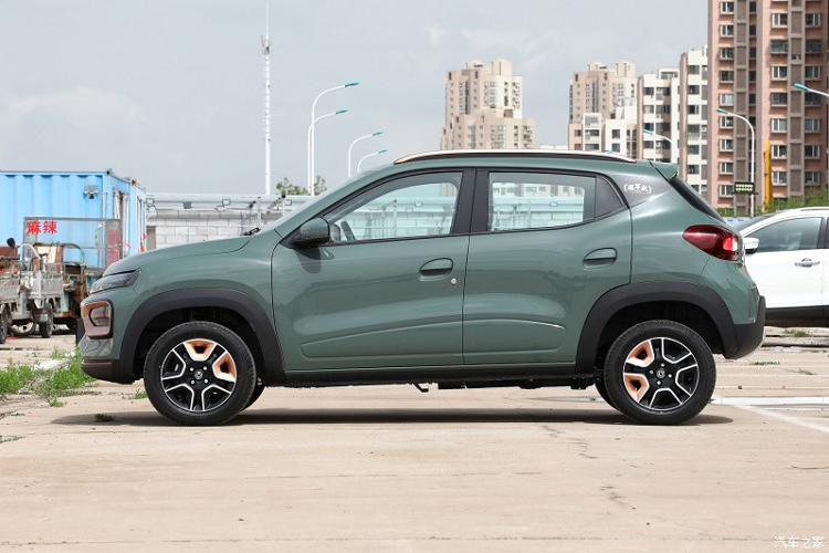 Dongfeng Nano Box ra mắt lần đầu vào năm ngoái với thiết kế khá bắt mắt, nhìn từ bên ngoài, hình dáng tổng thể của xe rất tròn trịa, mặt trước sử dụng thiết kế bộ đèn pha tách đôi, đèn pha được nối với nhau bằng các dải trang trí mạ crôm, giúp tăng chiều rộng của xe một cách trực quan. Cụm đèn pha của Dongfeng Nano Box có hình khiên vuông được tô điểm bằng dải trang trí dạng vòng rộng, sơn màu nổi như đồng, khiến cho mặt tiền khá đẹp mắt, tạo điểm nhấn.