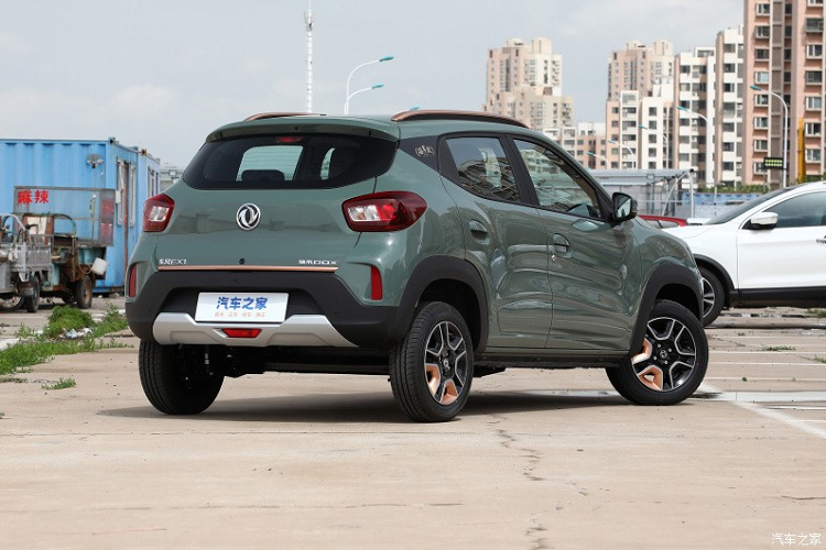 Chiếc SUV cỡ B chạy hoàn toàn bằng điện Dongfeng Nano Box 2023 sẽ được trang bị pin lithium ba thế hệ có công suất 27,17 kWh. Về quãng đường xe Dongfeng Nano Box chạy được sau 1 lần sạc đầy pin của các mẫu xe sẽ lần lượt là 331 km và 351 km, theo chu trình thử nghiệm của Trung Quốc.