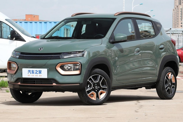 Chiếc SUV cỡ B chạy hoàn toàn bằng điện Dongfeng Nano Box 2023 đã chính thức ra mắt, xe có tổng cộng 2 phiên bản là tiêu chuẩn và cao cấp với mức giá bán lần lượt là 74.700 nhân dân tệ (khoảng 242 triệu đồng) và 75.700 nhân dân tệ (tương đương 245 triệu đồng).