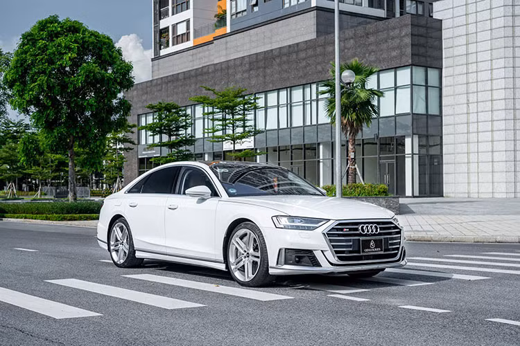 Với sức mạnh ấn tượng này, chiếc Audi S8 chỉ tốn 3,8 giây để đạt 100 km/h từ vị trí đứng yên trước khi đạt vận tốc tối đa giới hạn ở mức 250 km/h.