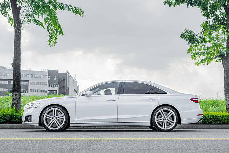 Cung cấp sức mạnh cho Audi S8 là khối động cơ V8 dung tích 4.0L tăng áp kép, công suất tối đa 563 mã lực, mô-men xoắn 800 Nm, kết hợp hộp số tự động 8 cấp S-Tronic.