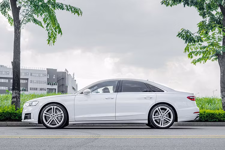 Cung cấp sức mạnh cho Audi S8 là khối động cơ V8 dung tích 4.0L tăng áp kép, công suất tối đa 563 mã lực, mô-men xoắn 800 Nm, kết hợp hộp số tự động 8 cấp S-Tronic.