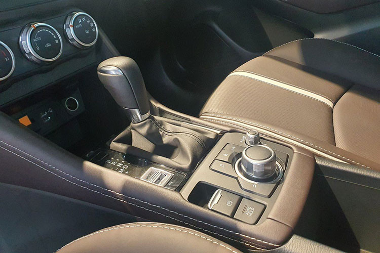 Xe sở hữu thiết kế KODO đặc trưng của Mazda. Tất cả đèn đều sử dụng công nghệ LED. Đèn pha trước có khả năng tự động bật/tắt và cân bằng góc chiếu. Nội thất tối giản với màn hình giải trí trung tâm 7 inch, hệ thống âm thanh 6 loa. Khởi động nút bấm, hiển thị thông tin lên kính lái HUD, phanh tay điện tử và ga tự động là những trang bị đáng chú ý.