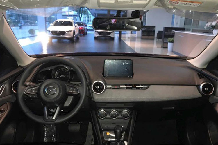 Mazda CX-3 dùng chung nền tảng với Mazda2, kích thước dài x rộng x cao lần lượt 4.275 x 1.765 x 1.535 mm, chiều dài cơ sở 2.570 mm và khoảng sáng gầm 155 mm.