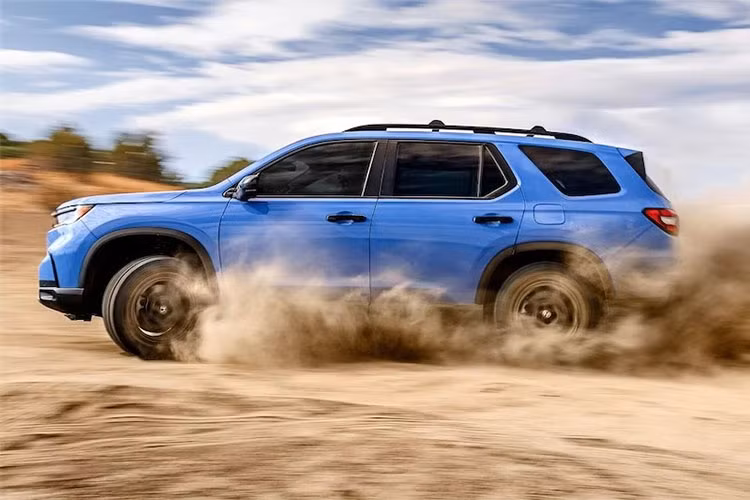 Hình ảnh cho thấy tân binh của gia đình Honda sẽ sở hữu một trang bị "không có thì thiếu mà có thì thừa" ở những quốc gia nóng như Ấn Độ, đó là cửa sổ trời. Cửa sổ trời của mẫu xe SUV Honda Elevate 2023 tại thị trường Ấn Độ là loại một mảnh.