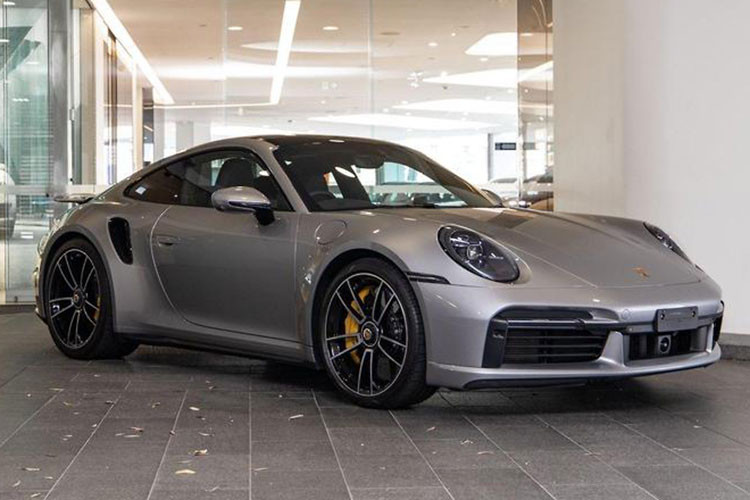 Đi cùng hộp số tự động ly hợp kép PDK 8 cấp và hệ dẫn động 4 bánh toàn thời gian là trang bị tiêu chuẩn. Nếu được trang bị gói hỗ trợ tăng tốc Sport Chrono, Porsche 911 Turbo S chỉ cần 2,7 giây (2,8 giây với bản Cabriolet) để đạt vận tốc 100 km/h từ trạng thái tĩnh. Vận tốc tối đa của xe là 330 km/h.