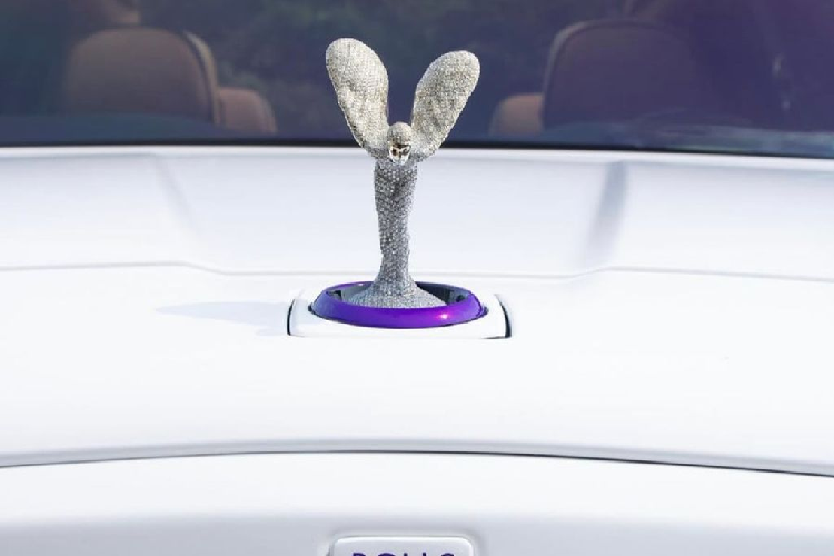 Đáng chú ý, biểu tượng Spirit of Ecstasy trên chiếc Rolls-Royce Cullinan độc bản còn được phủ kín kim cương đắt đỏ.