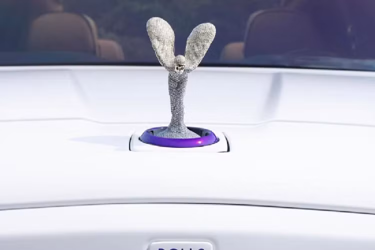 Đáng chú ý, biểu tượng Spirit of Ecstasy trên chiếc Rolls-Royce Cullinan độc bản còn được phủ kín kim cương đắt đỏ.