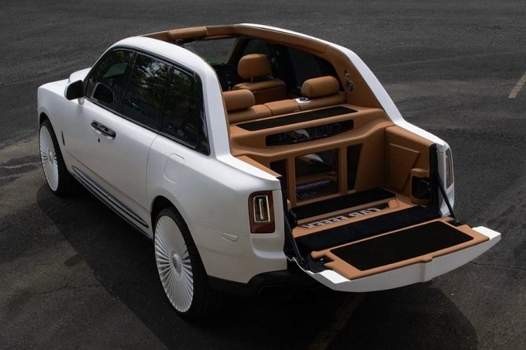 Theo đó, rapper Lil Uzi Vert gần đây đã được nhận bàn giao một chiếc Rolls-Royce Cullinan độ Vert Edition từ xưởng Car Effex ở New Jersey. Đơn vị này đã tuỳ biến chiếc Cullinan với một thân xe hoàn toàn khác, độc nhất trên thị trường.