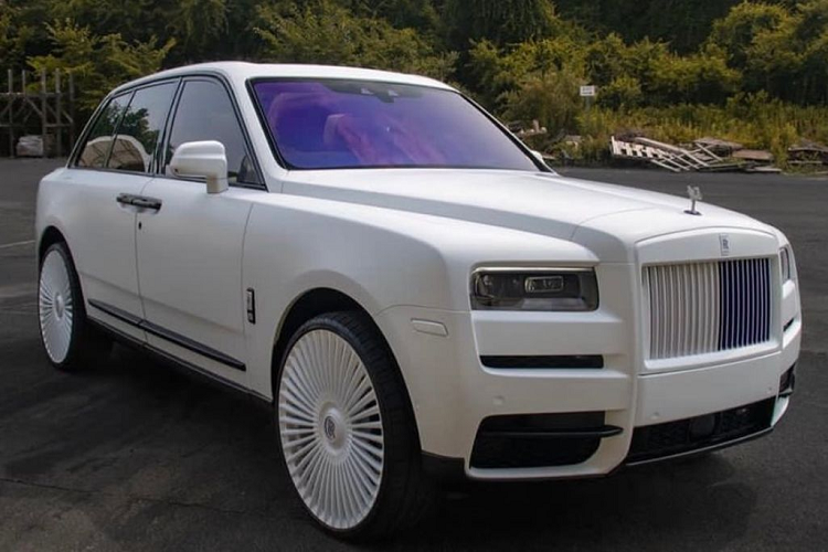 Theo đó, rapper Lil Uzi Vert gần đây đã được nhận bàn giao một chiếc Rolls-Royce Cullinan tùy chỉnh có tên là “Vert Edition” từ xưởng độ ôtô Car Effex ở New Jersey. Đơn vị này đã tuỳ biến chiếc Cullinan với một thân xe hoàn toàn khác, độc nhất trên thị trường.