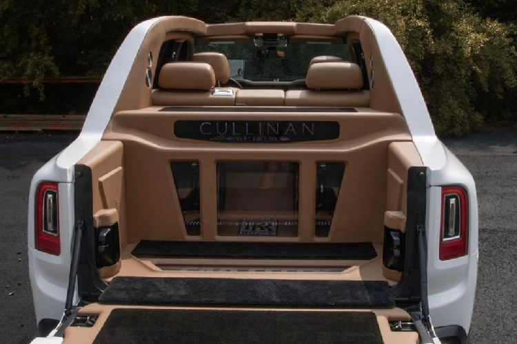 Về ngoại thất, chiếc Cullinan tùy chỉnh này có màu sơn trắng. Xe cũng đã được thay bộ la-zăng đa chấu màu trắng cỡ lớn “ton-sour-ton” với màu sơn ngoại thất.