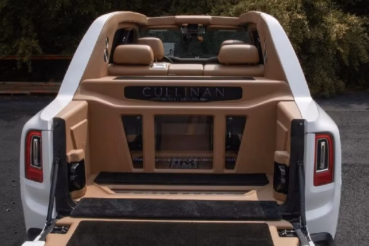 Về ngoại thất, chiếc Cullinan tùy chỉnh này có màu sơn trắng. Xe cũng đã được thay bộ la-zăng đa chấu màu trắng cỡ lớn “ton-sour-ton” với màu sơn ngoại thất.