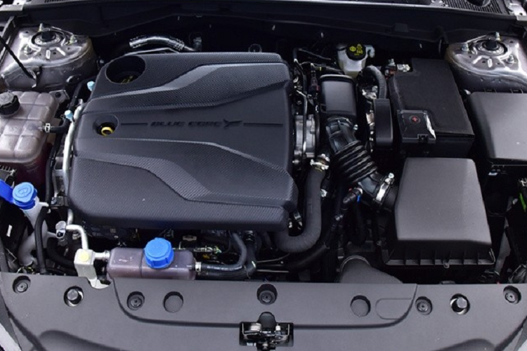 Ở phần nội thất, Changan Yida được trang bị bảng đồng hồ full LCD có kích thước 10,25 inch, vô-lăng đa chức năng 5 chấu kép, trung tâm điều khiển trang bị màn hình cảm ứng đa phương tiện kích thước lớn 13,2 inch bố trí theo chiều dọc.