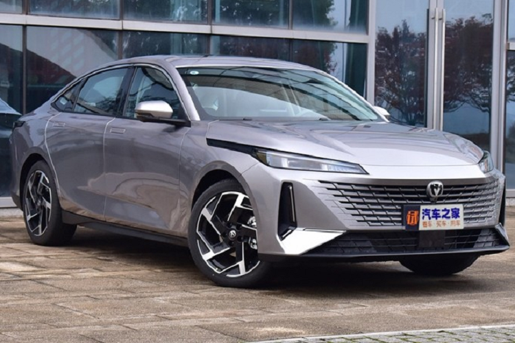 Chiếc xe Changan Yida áp dụng ngôn ngữ thiết kế mới nhất của Changan có tên là "Zongheng Vientiane", khiến nó trở nên trẻ trung và thời trang hơn về tổng thể. Ở ngoại hình, Changan Yida có hút gió phía trước không khung và lưới tản nhiệt dạng ma trận, đặc biệt logo giống như Vinfast của Việt Nam.