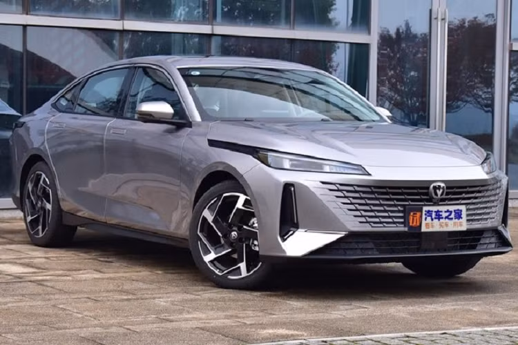 Chiếc xe Changan Yida áp dụng ngôn ngữ thiết kế mới nhất của Changan có tên là "Zongheng Vientiane", khiến nó trở nên trẻ trung và thời trang hơn về tổng thể. Ở ngoại hình, Changan Yida có hút gió phía trước không khung và lưới tản nhiệt dạng ma trận, đặc biệt logo giống như Vinfast của Việt Nam.