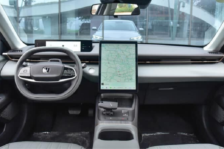 Ngoài ra, chiếc xe mới còn áp dụng thiết kế cụm đèn pha dài và hẹp, được kéo dài ở cuối cụm đèn cùng với lỗ thông gió bố trí theo chiều dọc, càng làm tăng thêm đặc tính thể thao của xe. Ở bên thân xe, Changan Yida có điểm nhấn với tay nắm cửa ẩn, bộ mâm đa chấu kép thiết kế đẹp mắt, xe có chiều dài, chiều rộng và chiều cao lần lượt là 4.770x1.840x1.440 mm, chiều dài cơ sở đạt 2.765 mm.