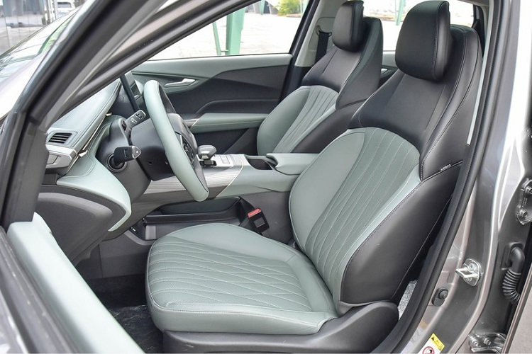 Vòng ra đuôi xe, Changan Yida có cốp xe mới được kéo dài hơn một chút để tạo hình tương tự cánh lướt gió đuôi vịt, cụm đèn hậu áp dụng thiết kế vỏ đèn trong suốt sơn đen, có độ nhận diện nhất định mỗi khi được thắp sáng. Ngoài ra, chiếc xe mới áp dụng cách bố trí ống xả hai bên, giúp tăng cường hơn nữa các thuộc tính năng động của chiếc xe.