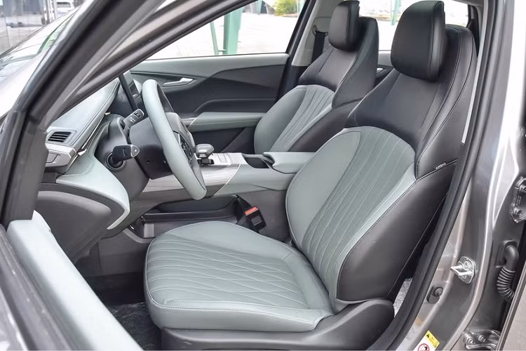 Vòng ra đuôi xe, Changan Yida có cốp xe mới được kéo dài hơn một chút để tạo hình tương tự cánh lướt gió đuôi vịt, cụm đèn hậu áp dụng thiết kế vỏ đèn trong suốt sơn đen, có độ nhận diện nhất định mỗi khi được thắp sáng. Ngoài ra, chiếc xe mới áp dụng cách bố trí ống xả hai bên, giúp tăng cường hơn nữa các thuộc tính năng động của chiếc xe.