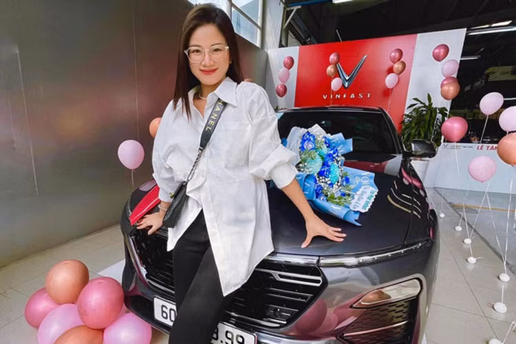 Trước thềm đám cưới của Thiên Kim, Đoàn Di Băng đã đăng tải hình ảnh đi mua một chiếc xe Mercedes-Benz EQS 580 4Matic chạy điện có giá hơn 5,9 tỷ đồng cùng caption: "Mua cho kịp cô Kim làm xe hoa hen".