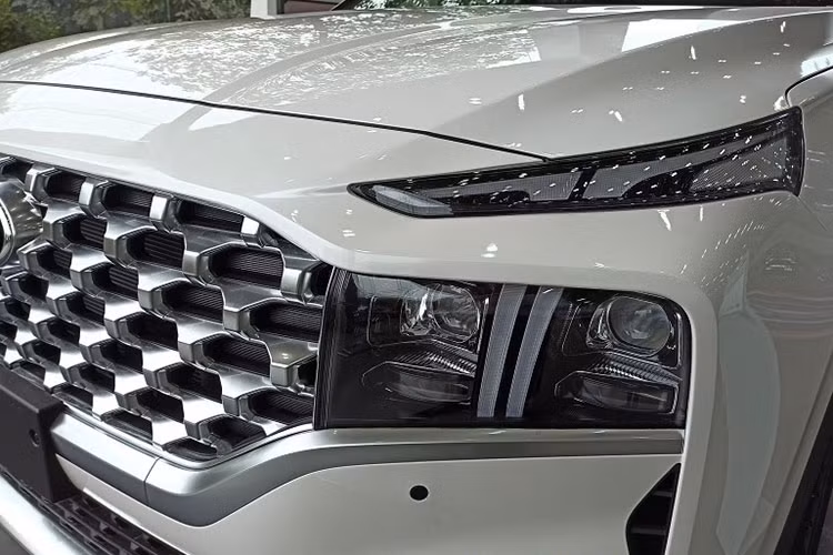 Hyundai Santa Fe đang bán tại Việt Nam thuộc phiên bản nâng cấp giữa vòng đời (facelift). Xe khá được ưa chuộng tại Việt Nam nhờ nhiều nâng cấp cả về ngoại thất lẫn nội thất và công nghệ.