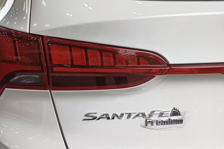 Với khung gầm Y-Platform hoàn toàn mới, Santa Fe theo đuổi xu hướng ngoại hình lớn hơn, mạnh mẽ hơn và sang trọng hơn. Thiết kế ngoại thất của xe dường như lột xác hoàn toàn, trở nên cá tính hơn hẳn nhờ lưới tản nhiệt mới và đèn ban ngày hình chữ "T" sắc sảo.