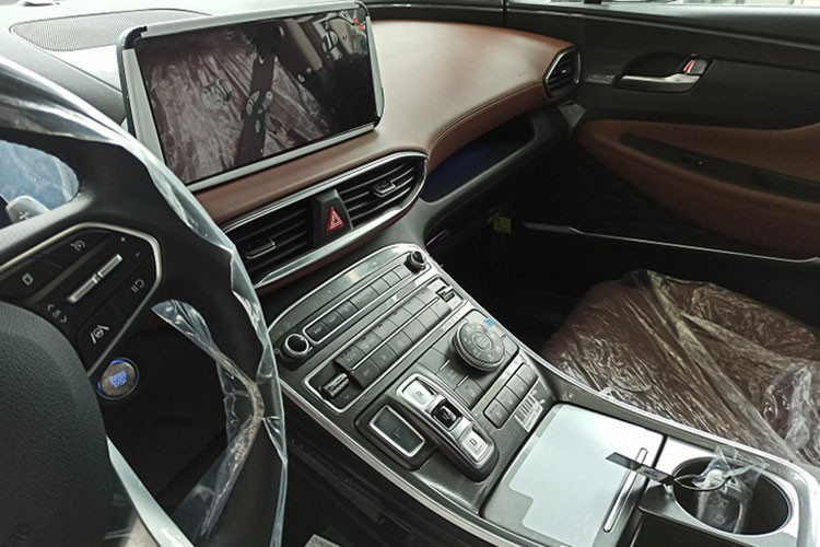 Nội thất của Hyundai SantaFe cũng được nâng cấp mạnh mẽ, nổi bật ở vị trí táp-lô là màn hình 10,25 inch hoàn toàn mới, tích hợp bản đồ định vị dẫn đường vệ tinh dành riêng cho thị trường Việt Nam và hỗ trợ hiển thị camera 360 độ giúp lái xe dễ dàng quan sát, vận hành xe trong các điều kiện khó.