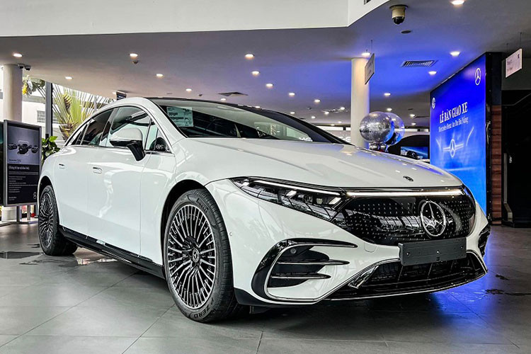 Bên cạnh việc chi tiền tỷ mua xe sang rước dâu cho vú em, nữ đại gia còn đứng ra hỗ trợ Thiên Kim rất nhiều trong khâu tổ chức lễ cưới. Từ việc tặng váy cưới, trang trí tiệc cưới, sửa nhà cho đến đặt địa điểm tổ chức. Hành động của ca sĩ Đoàn Di Băng khiến nhiều người ngưỡng mộ vì sự tử tế, đối đãi chân tình với vú em của gia đình.