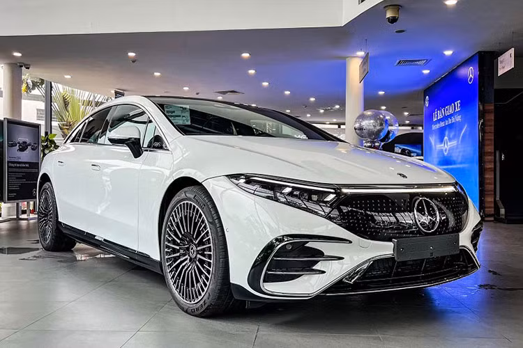 Bên cạnh việc chi tiền tỷ mua xe sang rước dâu cho vú em, nữ đại gia còn đứng ra hỗ trợ Thiên Kim rất nhiều trong khâu tổ chức lễ cưới. Từ việc tặng váy cưới, trang trí tiệc cưới, sửa nhà cho đến đặt địa điểm tổ chức. Hành động của ca sĩ Đoàn Di Băng khiến nhiều người ngưỡng mộ vì sự tử tế, đối đãi chân tình với vú em của gia đình.