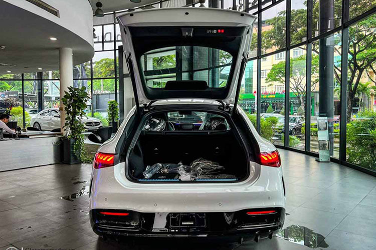 Mercedes Benz EQS 580 4Matic được trang bị động cơ gồm 2 mô tơ điện sản sinh ra công suất tối đa 516 mã lực và mô men xoắn cực đại đạt 858 Nm đi kèm khả năng kiểm soát lực kéo. Hệ dẫn động 4 bánh toàn thời gian 4Matic. Thời gian tăng tốc từ 0-100km/h trong 4.3s. Xe đi được 770km cho mỗi lần sạc đầy với hệ thống pin có dung lượng 107.8 kWh. Thời gian sạc nhanh từ 10-80% trong 31 phút.