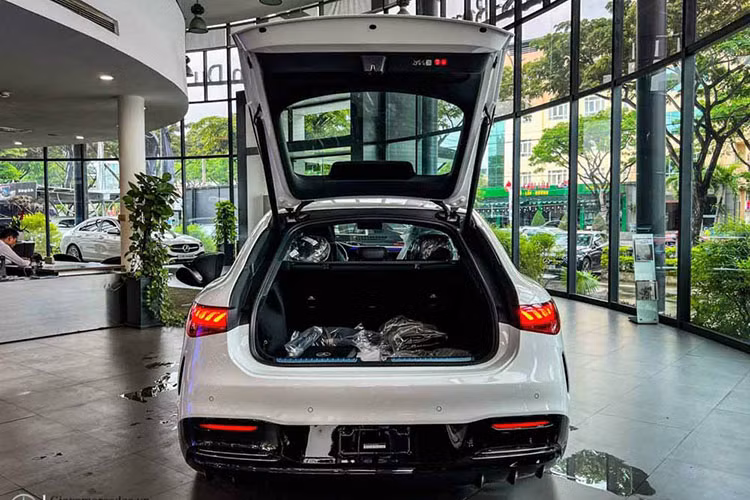 Mercedes Benz EQS 580 4Matic được trang bị động cơ gồm 2 mô tơ điện sản sinh ra công suất tối đa 516 mã lực và mô men xoắn cực đại đạt 858 Nm đi kèm khả năng kiểm soát lực kéo. Hệ dẫn động 4 bánh toàn thời gian 4Matic. Thời gian tăng tốc từ 0-100km/h trong 4.3s. Xe đi được 770km cho mỗi lần sạc đầy với hệ thống pin có dung lượng 107.8 kWh. Thời gian sạc nhanh từ 10-80% trong 31 phút.