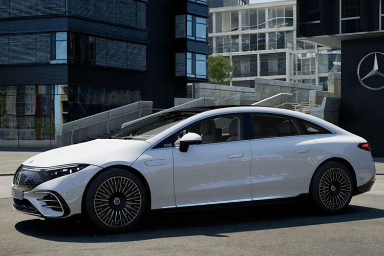 Ngay dưới phần bình luận, “đại gia quận 7” đã chia sẻ rằng, chiếc xe mua là để Thiên Kim dùng làm xe hoa trong đám cưới. Sau đó, cả nhà Đoàn Di Băng và vú em sẽ dùng chung chiếc xe đó.