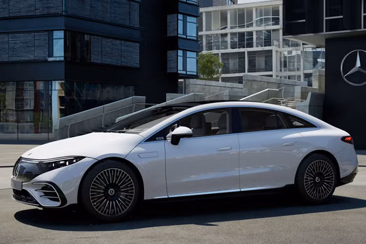 Ngay dưới phần bình luận, “đại gia quận 7” đã chia sẻ rằng, chiếc xe mua là để Thiên Kim dùng làm xe hoa trong đám cưới. Sau đó, cả nhà Đoàn Di Băng và vú em sẽ dùng chung chiếc xe đó.