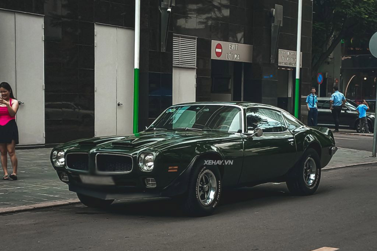 Vòng đời của mẫu xe này kéo dài từ năm 1967 (cũng là năm đầu tiên Mustang xuất hiện trên thế giới) đến tận năm 2002. Pontiac Firebird chia sẻ nền tảng với mẫu cơ bắp quen thuộc Camaro. Cái tên "Firebird" trước đây cũng từng được GM sử dụng cho mẫu concept General Motors Firebird trong những năm 1950 và đầu những năm 1960.