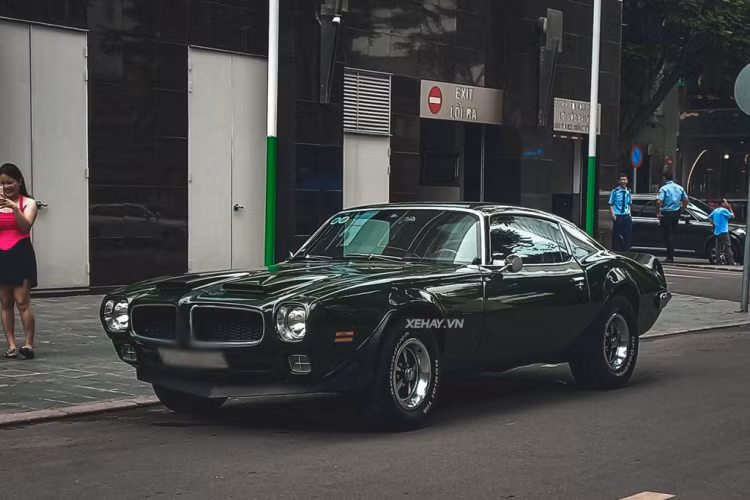 Vòng đời của mẫu xe này kéo dài từ năm 1967 (cũng là năm đầu tiên Mustang xuất hiện trên thế giới) đến tận năm 2002. Pontiac Firebird chia sẻ nền tảng với mẫu cơ bắp quen thuộc Camaro. Cái tên "Firebird" trước đây cũng từng được GM sử dụng cho mẫu concept General Motors Firebird trong những năm 1950 và đầu những năm 1960.